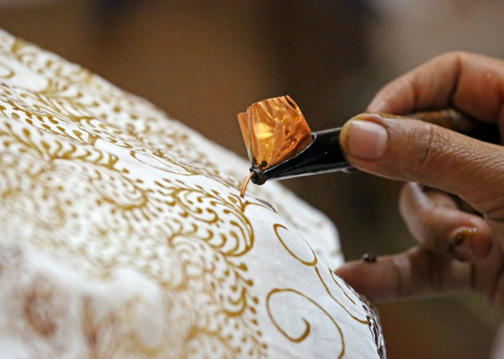 detailed picture of Batik pattern making