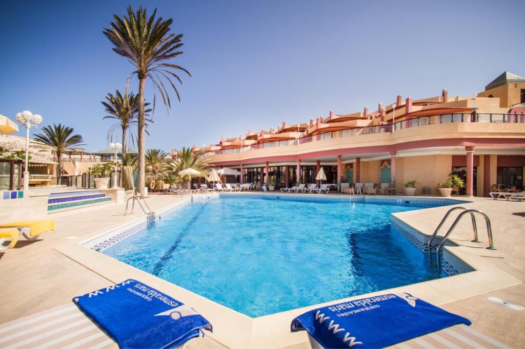 Hotel Esmeralda Maris exterior and outdoor pool