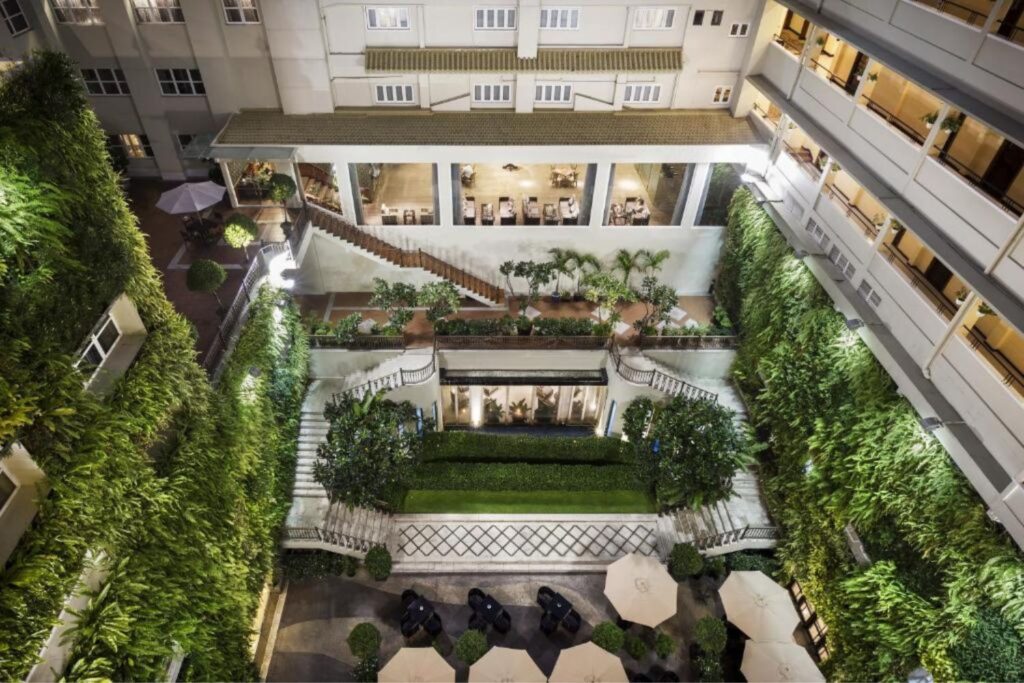Inner garden with trees and garden at the Rex Hotel