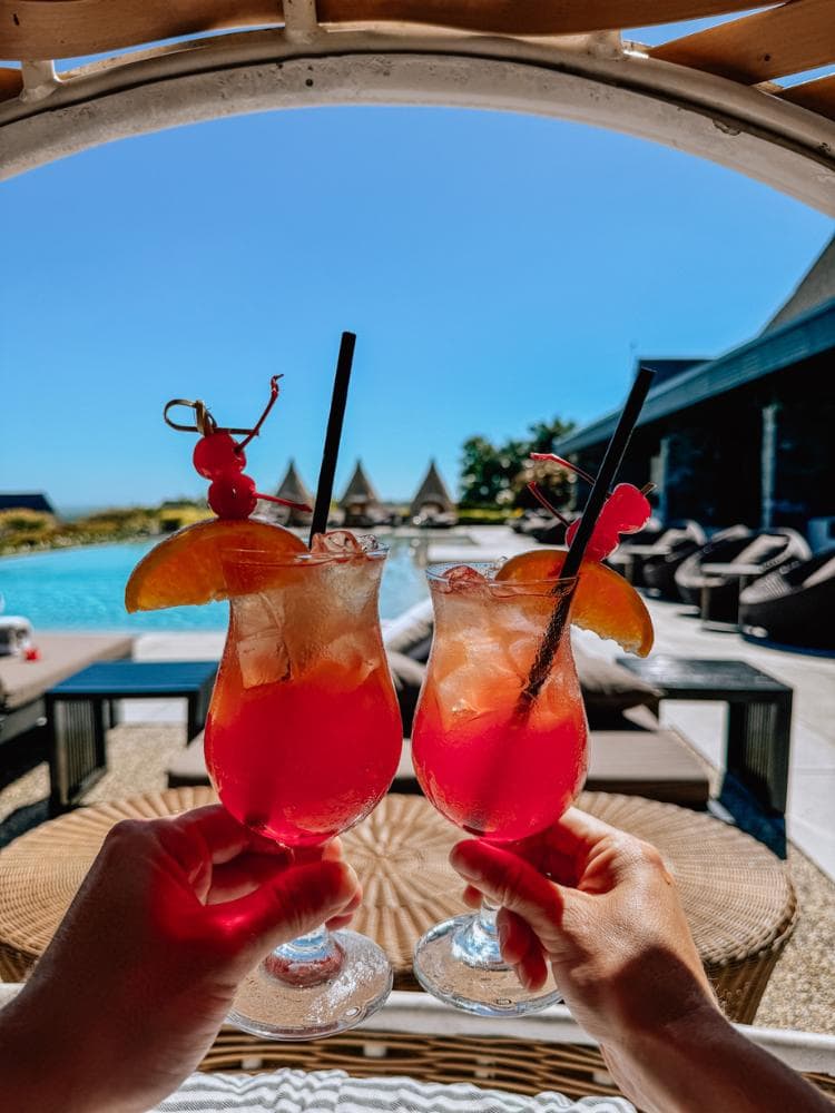 InterContinental Fiji lounge and infinity pool