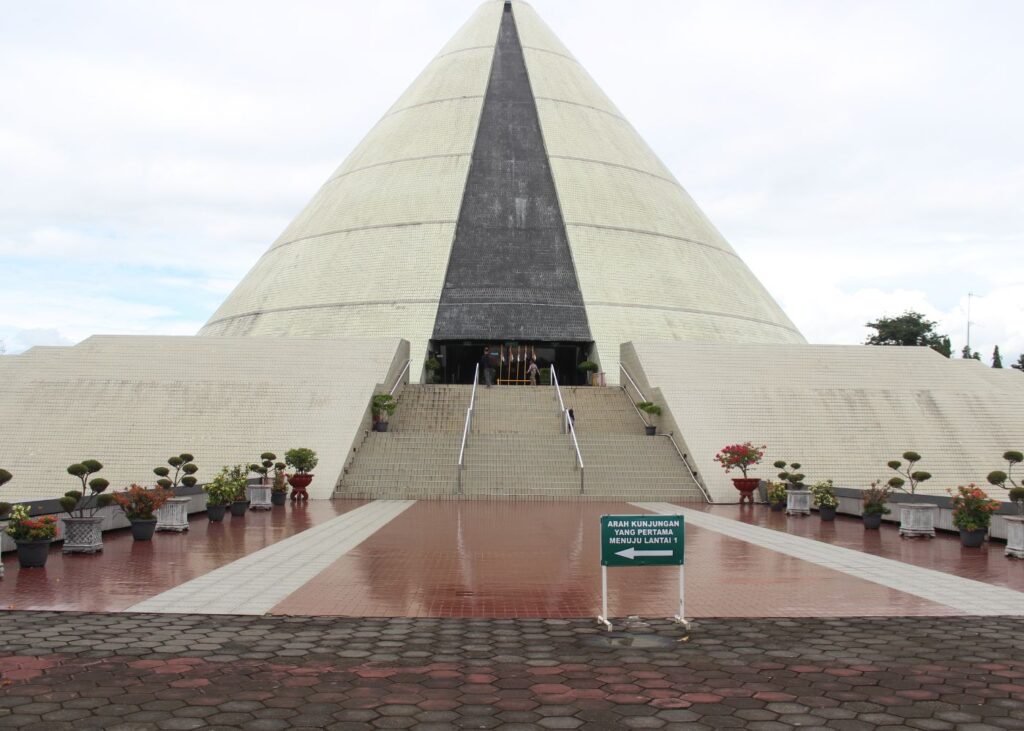 front view of Monumen Yogya Kembali 