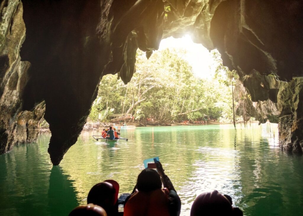 tourists in Puerto Princesa Underground cave